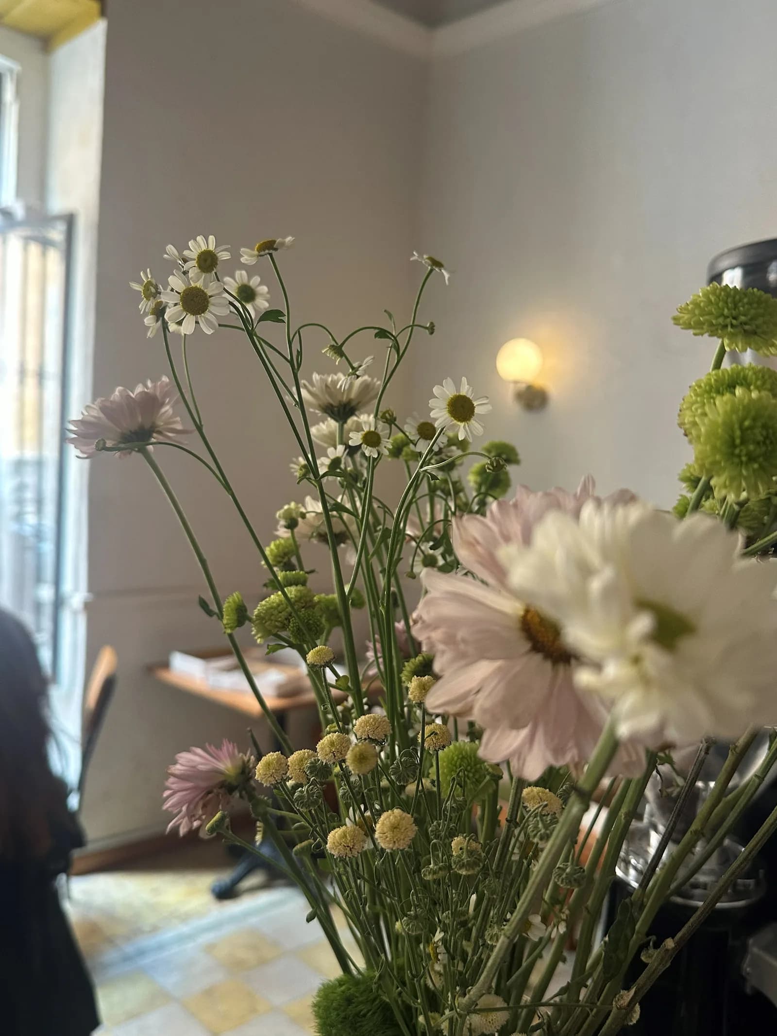 Ramo de flores frescas dispuesto en el café.