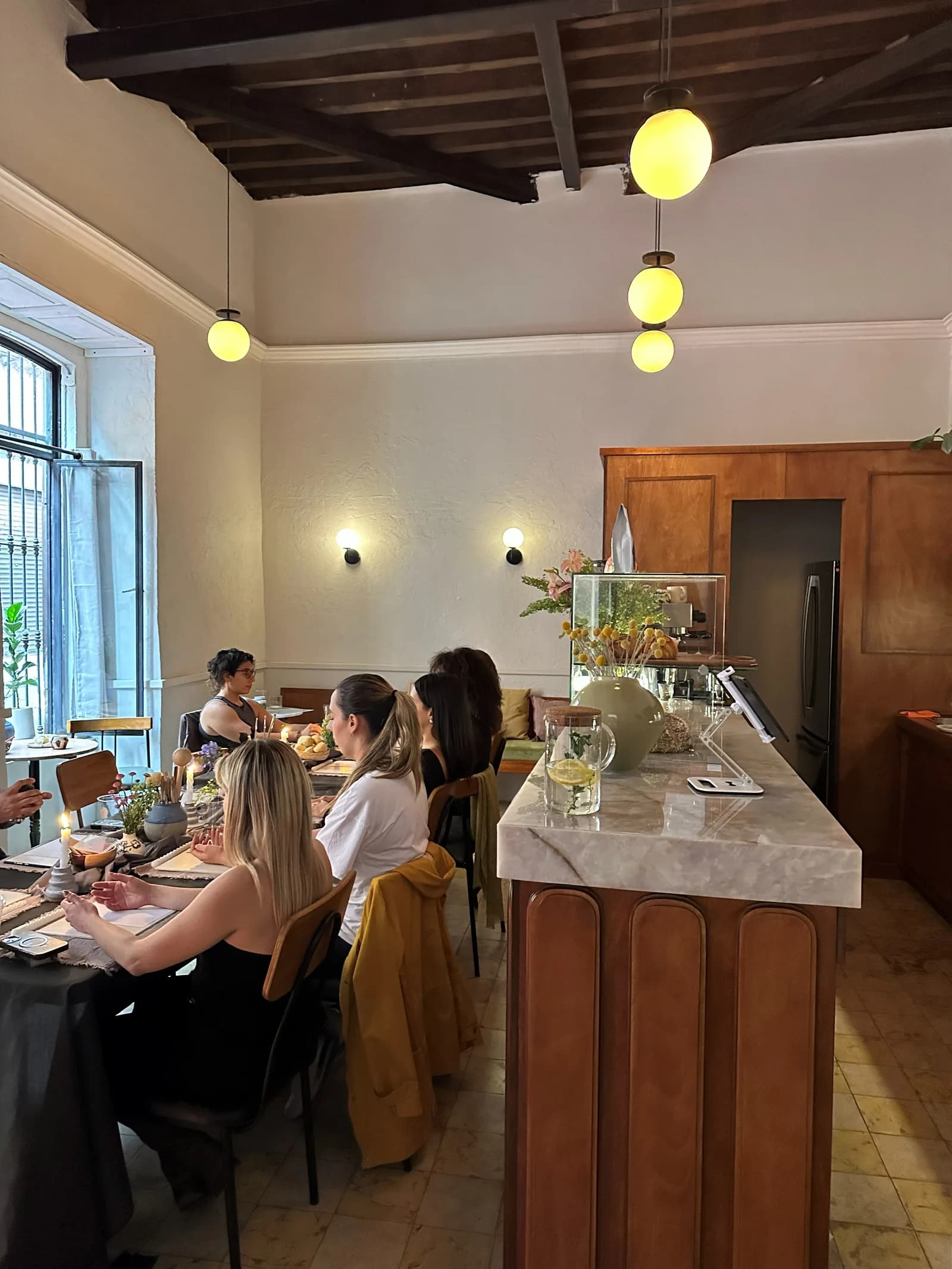 El café preparado para recibir a los asistentes del taller.