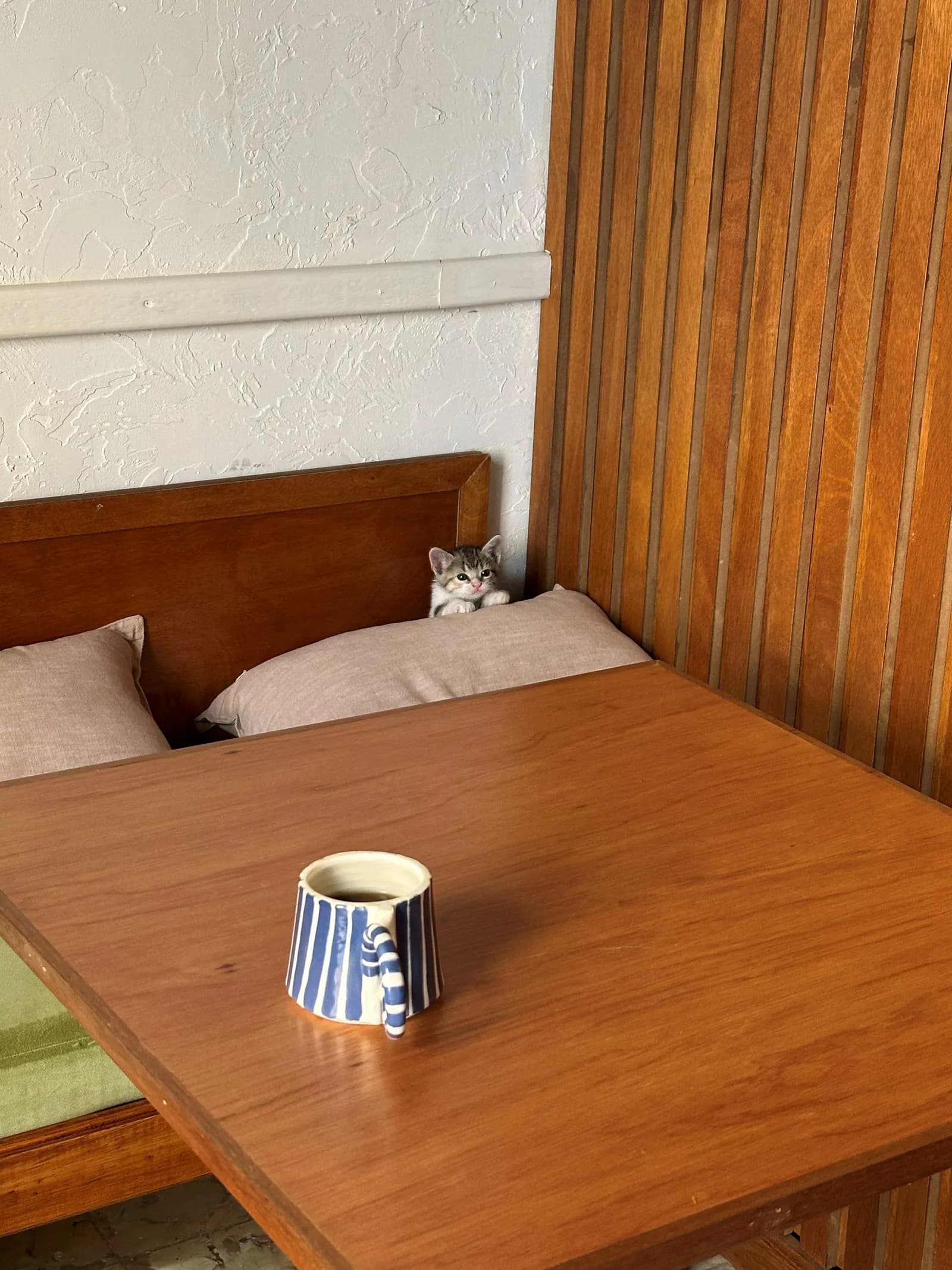 Una taza de cerámica azul sobre una mesa de madera.