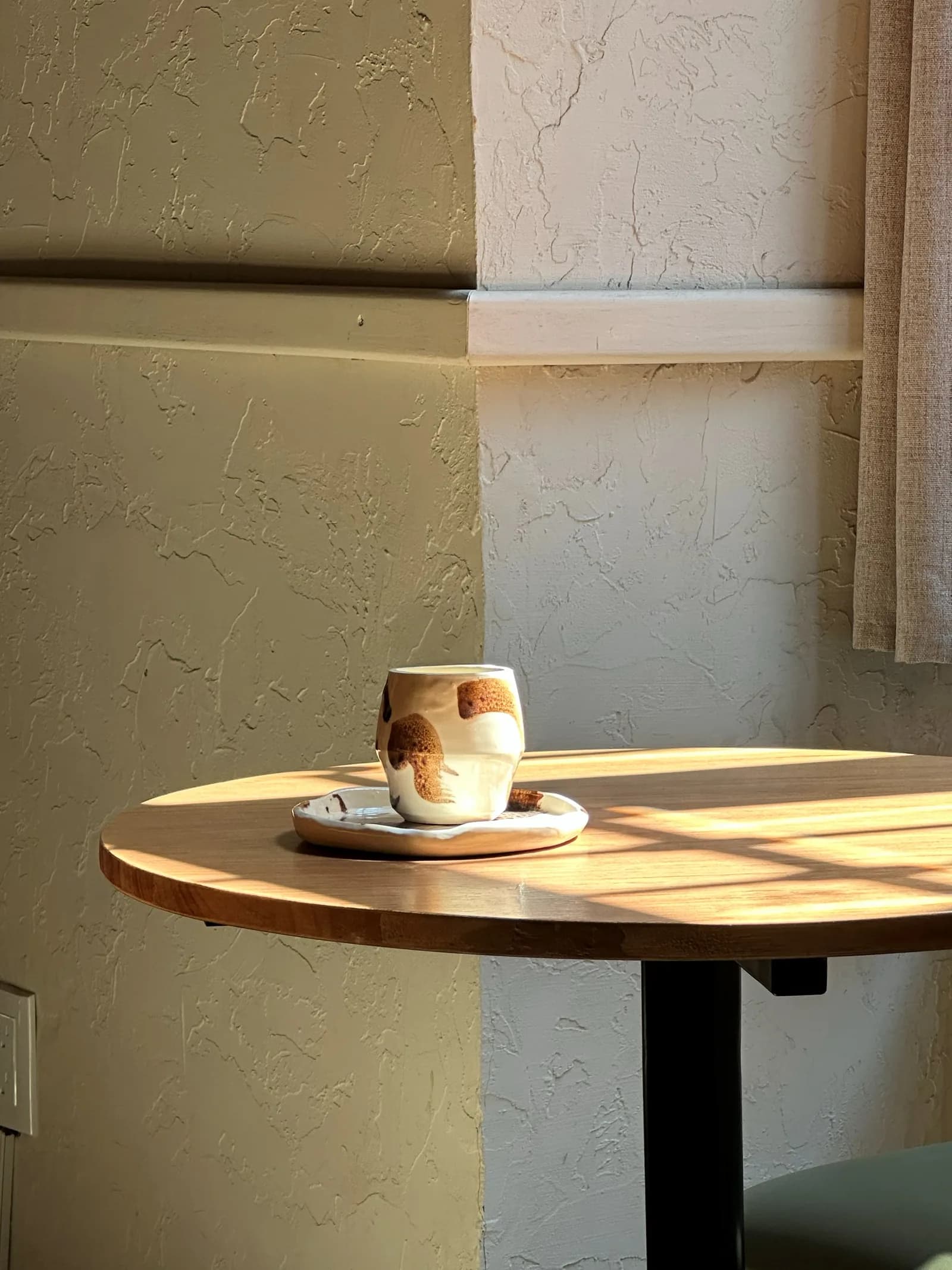 Una taza sobre la mesa bañada por la luz dorada de la tarde.