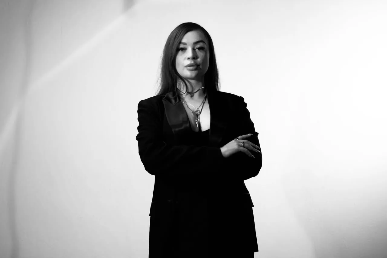 Retrato en blanco y negro de Regina de los Ríos con los brazos cruzados.